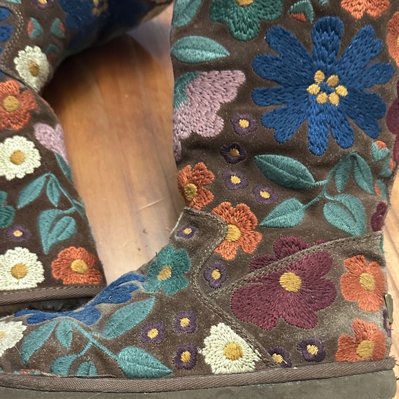UGG Wahine Floral Embroidered Boots - Picture 3 of 16